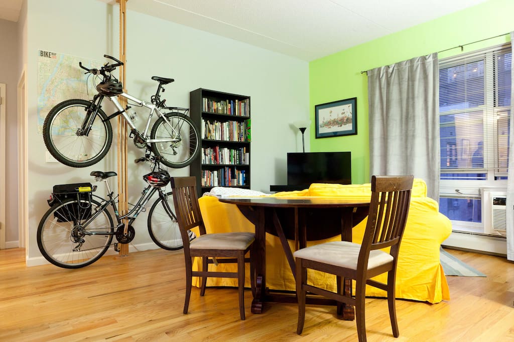 The living room is huge, sunlit and bright, is conveniently divided into a TV area / computer area / dining area / bike space. There's even plenty of room left for 2 people to comfortably practice yoga!