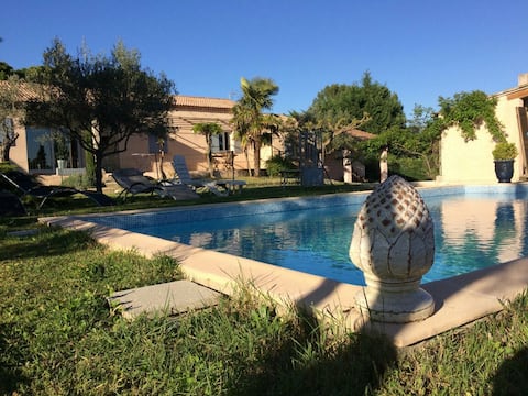 240 m2 villa for 2 to 15 people, heated pool