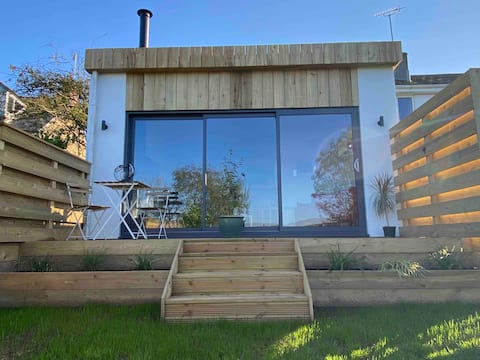 Stylish, serene space in pretty Cornish village.