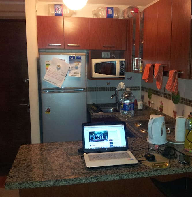 Cocina muy bien equipada: Refrigerador, Cocina Eléctrica, Microondas y Vajilla.