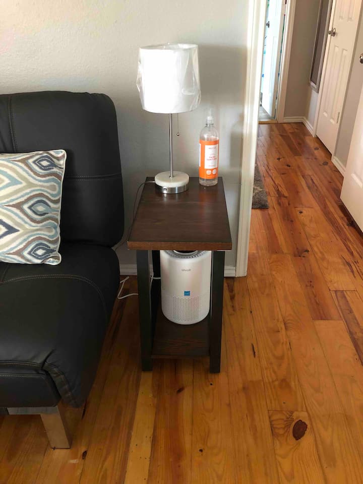 เราได้เพิ่มเครื่องฟอกอากาศ Levoit HEPA ในบ้านซึ่งมีประสิทธิภาพในการดักจับอนุภาคในอากาศที่เป็นอันตรายอย่างน้อย 99.97% และทำลายสิ่งสกปรกของสัตว์สารก่อภูมิแพ้กลิ่นไอสารเคมีและสารมลพิษอื่นๆ