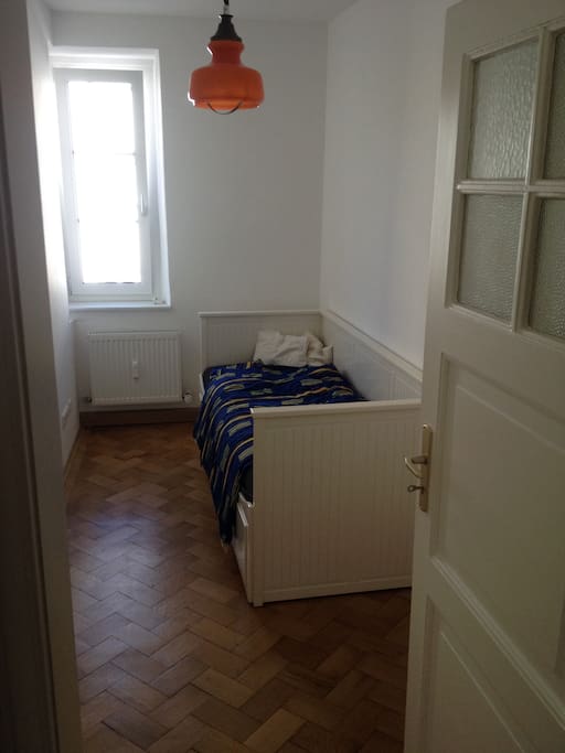 Hier darfst Du schlafen. Das Bett kann man auch auf die doppelte Breite ausziehen. Das Zimmer ist zwar klein, aber auch sehr gemütlich :-)