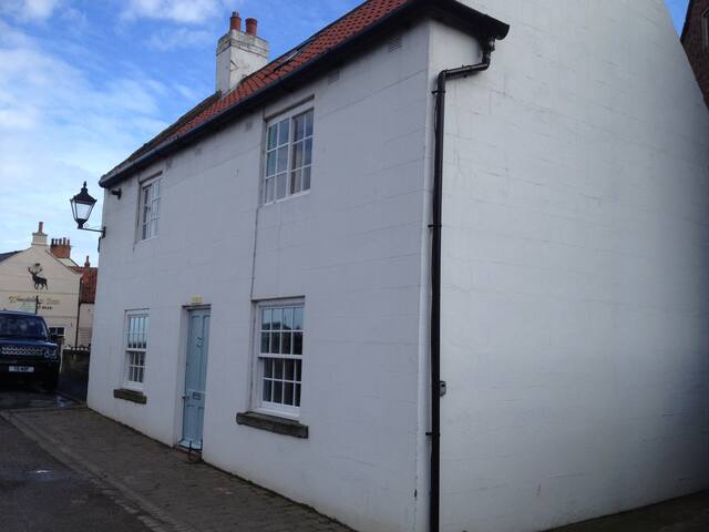 Sandsend seaside cottage, parking