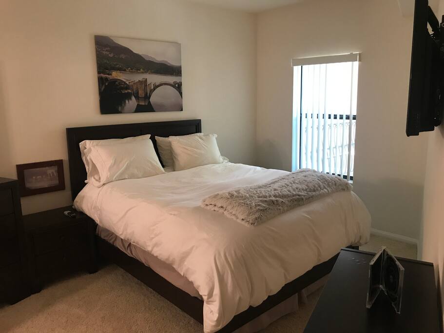 Queen Size Memory Foam Bed. SUPER comfortable!