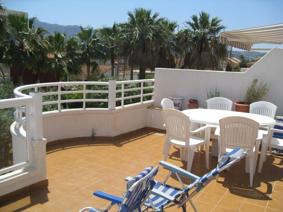The large terrace has got views on the sea and the mountains of Montgo.