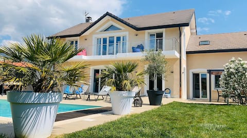 Beautiful entire villa, 330 m2, heated pool