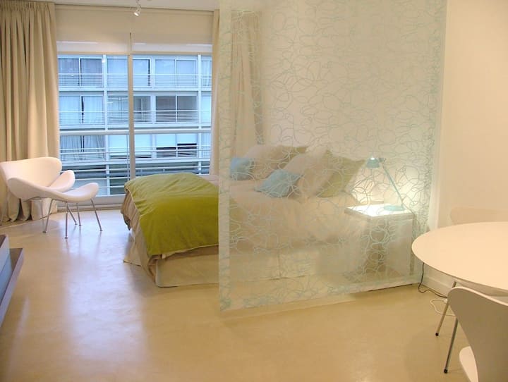 apartament con piscina y jardin