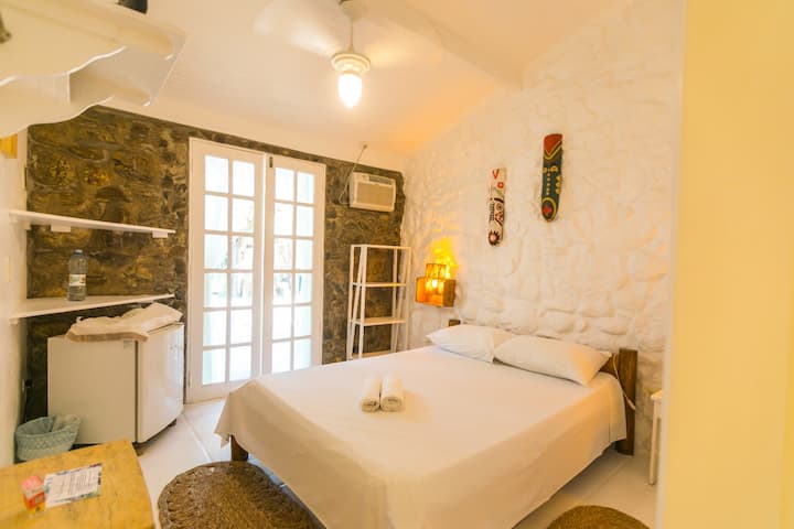 Brvnara je jednostavna i rustikalna, s hladnim podovima i kamenim zidom. Sve se odvija u atmosferi plaže. Imamo osnovnu posteljinu.