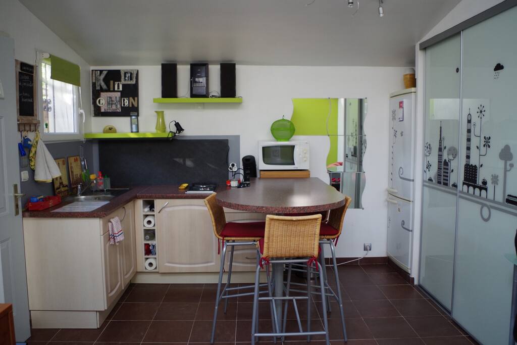 Côté droit un grand placard de rangement