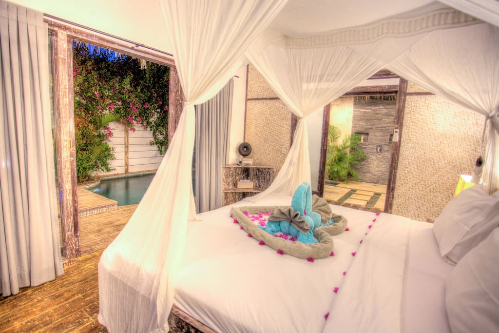 Cosy bedroom overlooking the swimming-pool and a comfy four-poster king-size bed for your resting nights