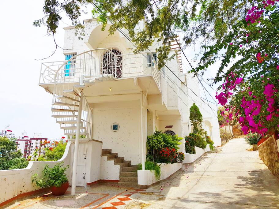 Fachada del departamento en cuestión, acceso privado por las escaleras.