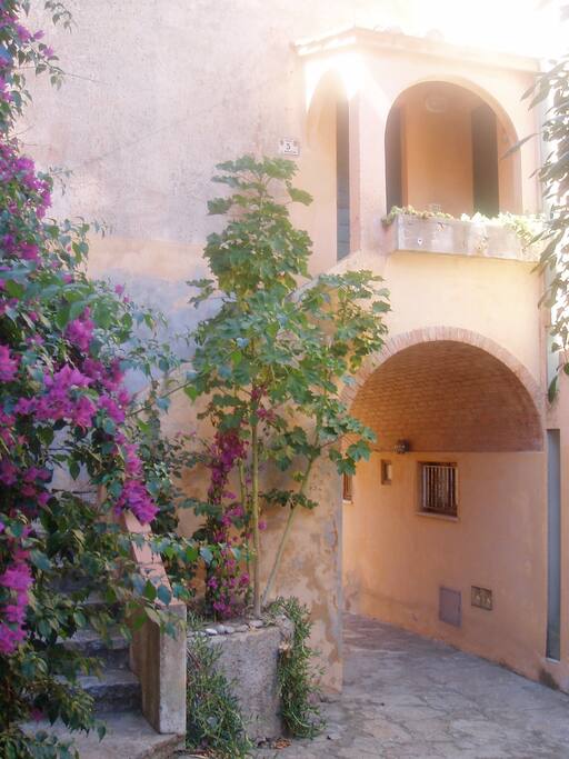 l'entrée de la maison au coeur du village