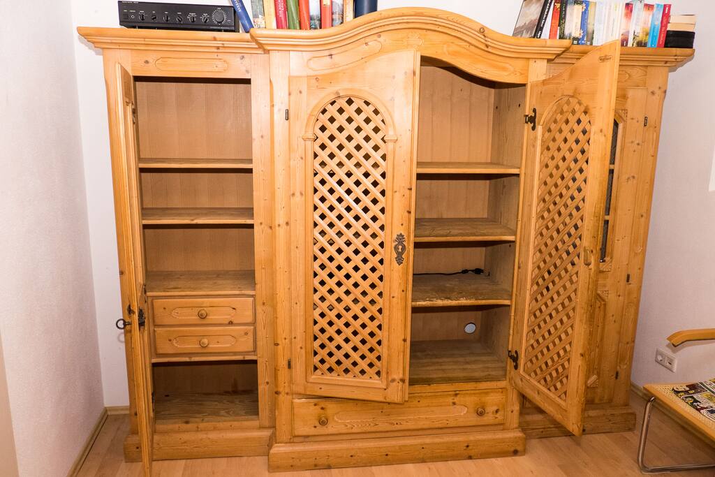Hochwertiger Voglauer Holzschrank für Deine Klamotten