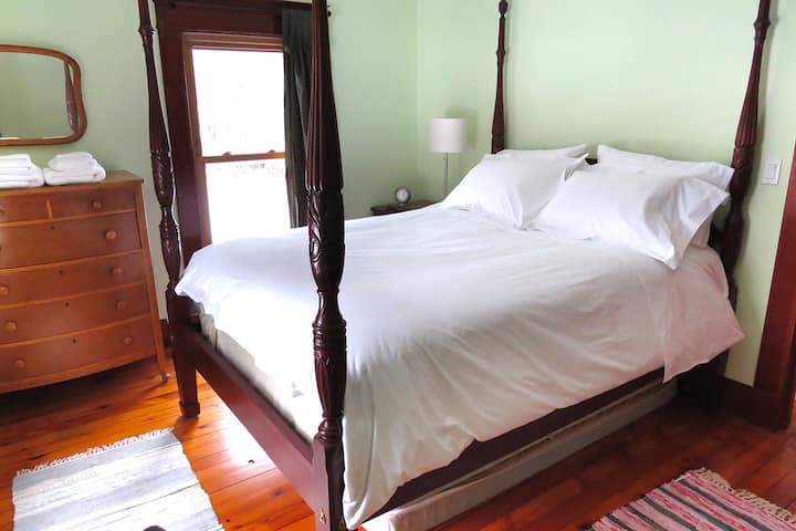 Საძინებელი 2 ოთხი პლაკატით