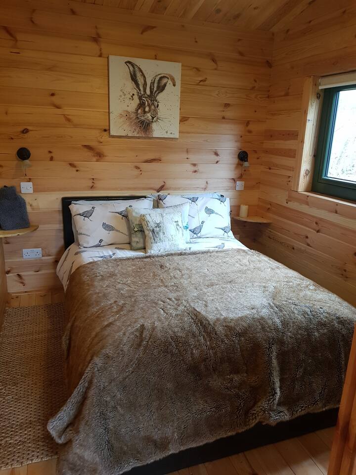 Ampio spazio sotto il letto. Biancheria da letto di buona qualità e letti comodi.