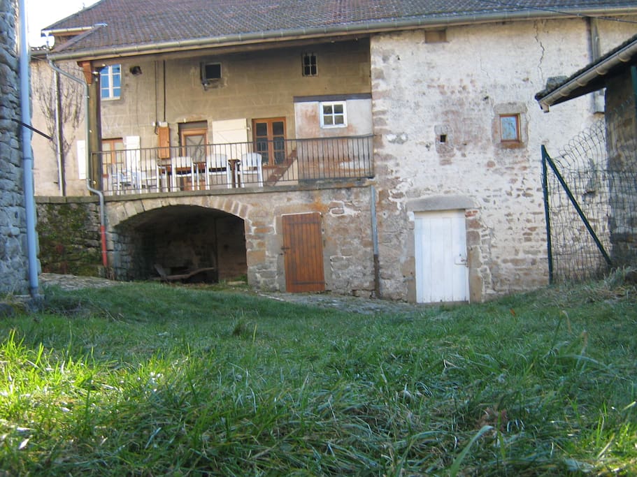 vue de la façade côté porte d'entrée et cour