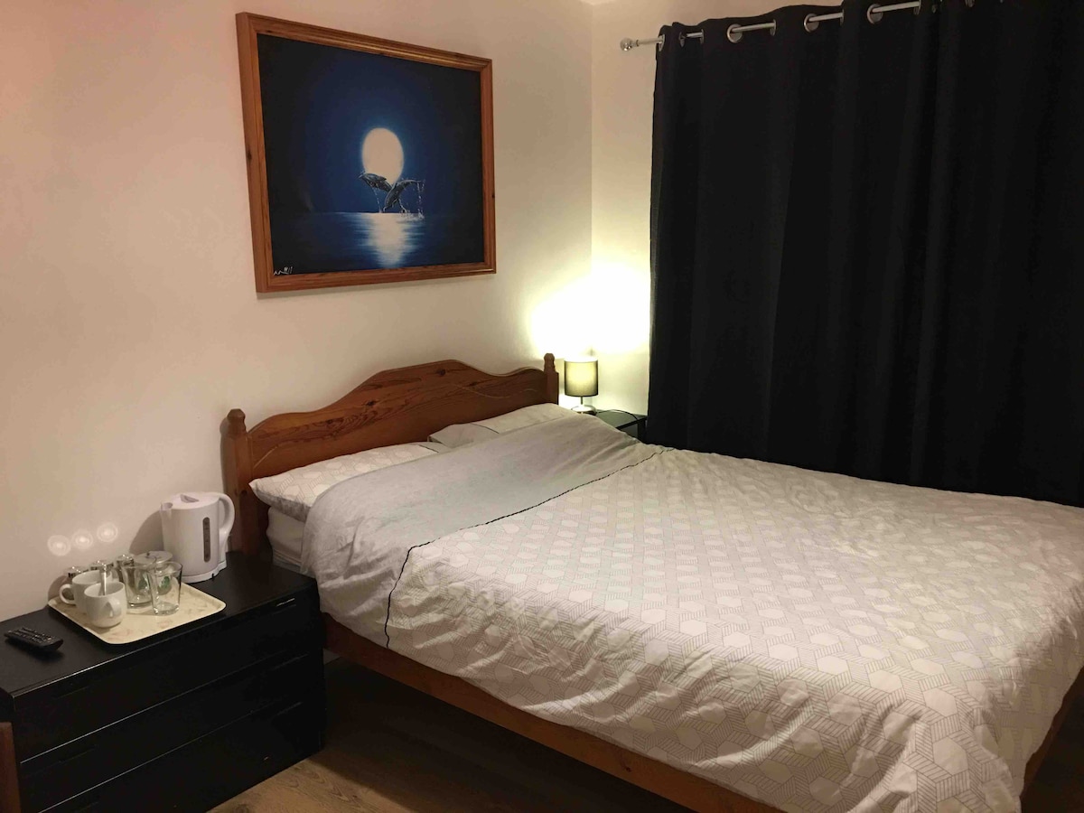 Habitación recién decorada con piso nuevo, cortinas nuevas y pintura 