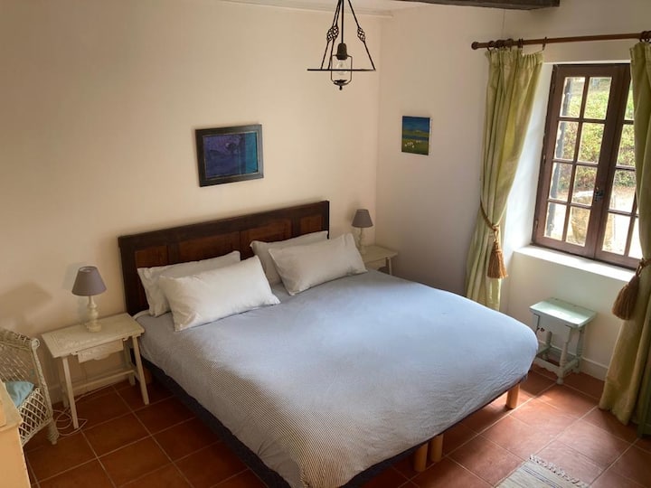 ห้องนอน 1 (เตียงคิงไซส์หรือเตียงเดี่ยว 2 หลัง)