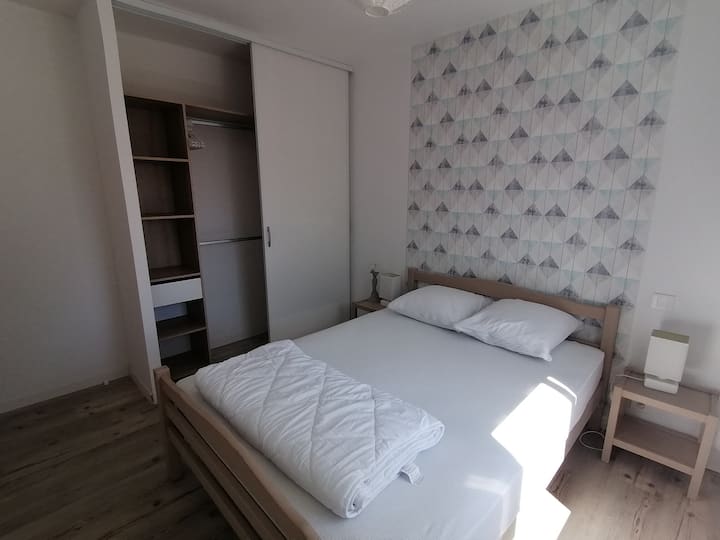 Chumba cha kulala 1, na kitanda chake cha 140/190 na chumba kikubwa cha kuvaa