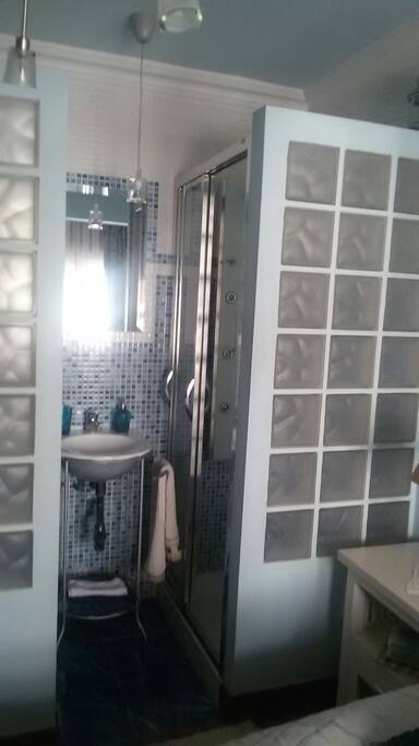 El baño da intimidad porque es privado y está dentro del dormitorio.