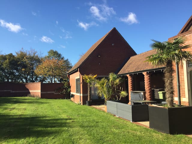 ☆ Executive private guest cottage ☆ Sleeps upto 4