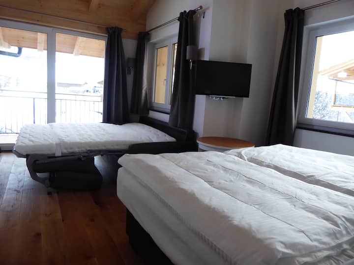 ห้องนอนคู่ 4 ห้องในห้องใต้หลังคาพร้อมความสูงในห้องพักที่กว้างขวางพร้อมโซฟาคู่แบบพับเก็บได้สำหรับเด็ก 