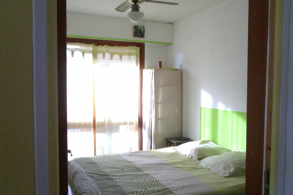 chambre ajourée et calme avec ventilateur