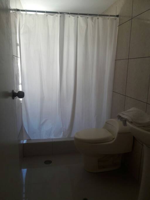 Baño privado con agua caliente las 24 horas