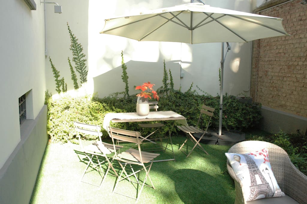 Giardino ad uso esclusivo dell'appartamento con zona pranzo esterna