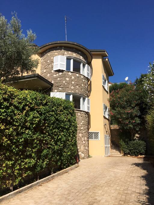 Torre in pietra e parcheggio
