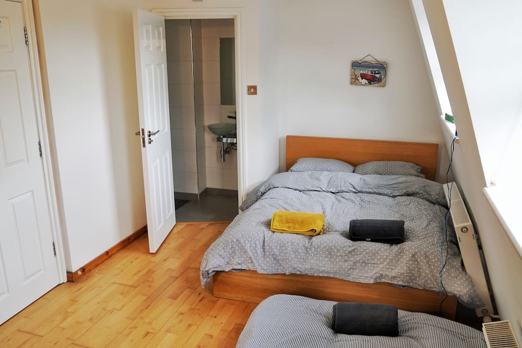 Main bedroom + single bed