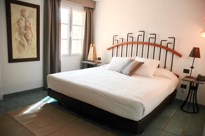 带床的主卧2.00米x 2.00米。