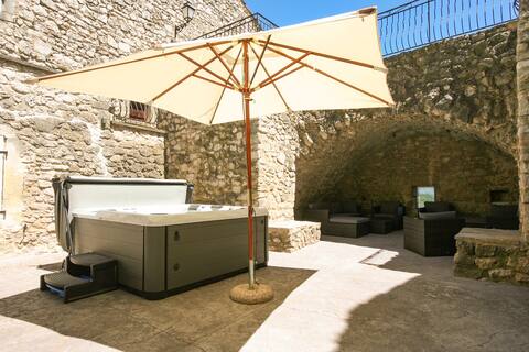 La Closerie d'Escalin, gîte sleeps 12, Jacuzzi