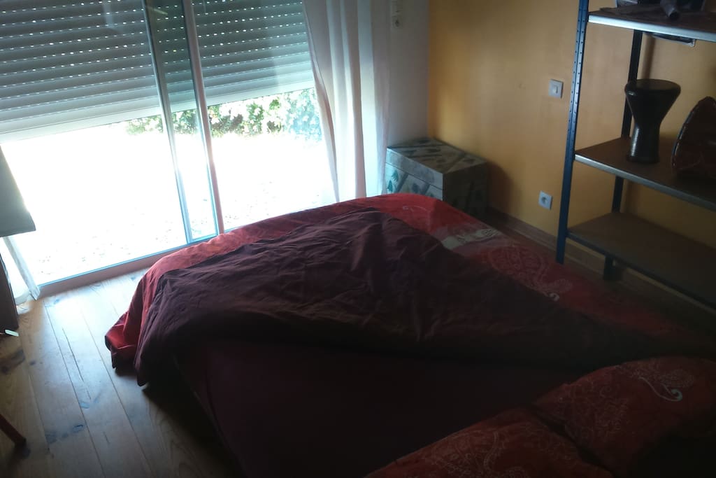 La chambre avec accès direct sur l'extérieur.