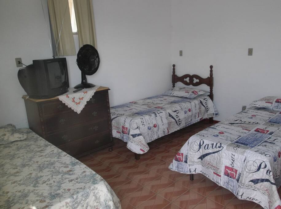 Quarto quádruplo 4 camas de solteiro ou triplo com 1 cama de casal e 1 de solteiro, 204Suíte