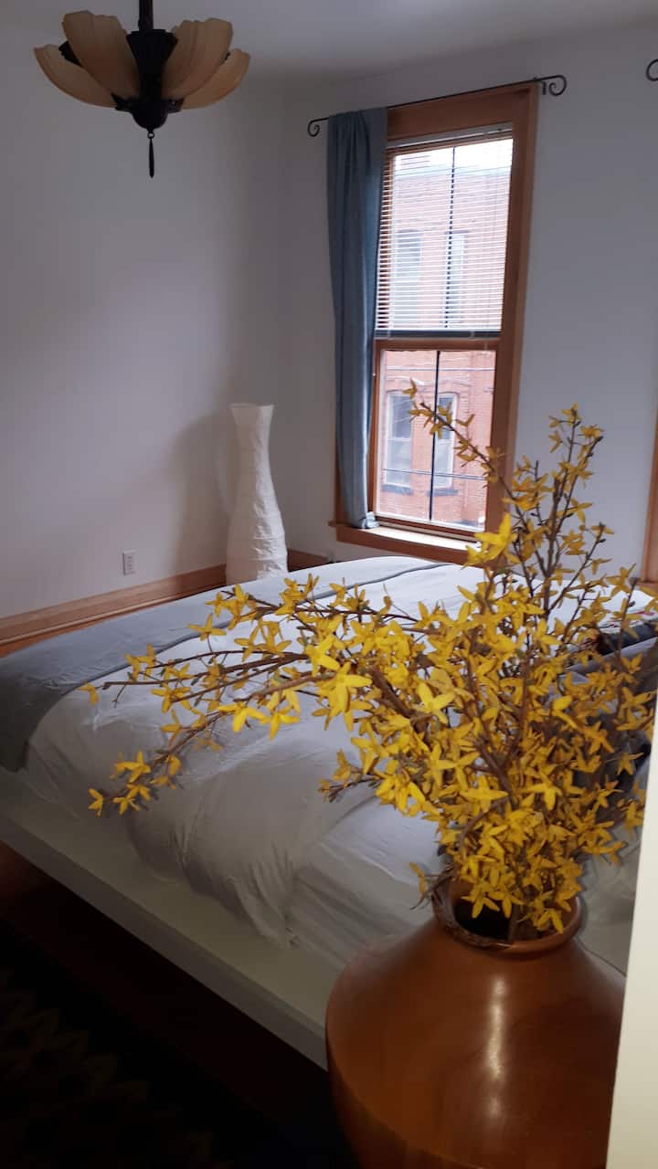 חדר שינה ראשי - מיטת קינג