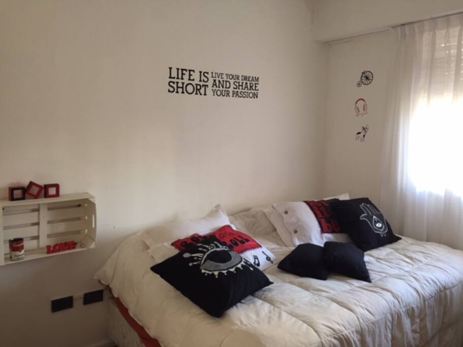 Habitación privada con cama de dos plazas.