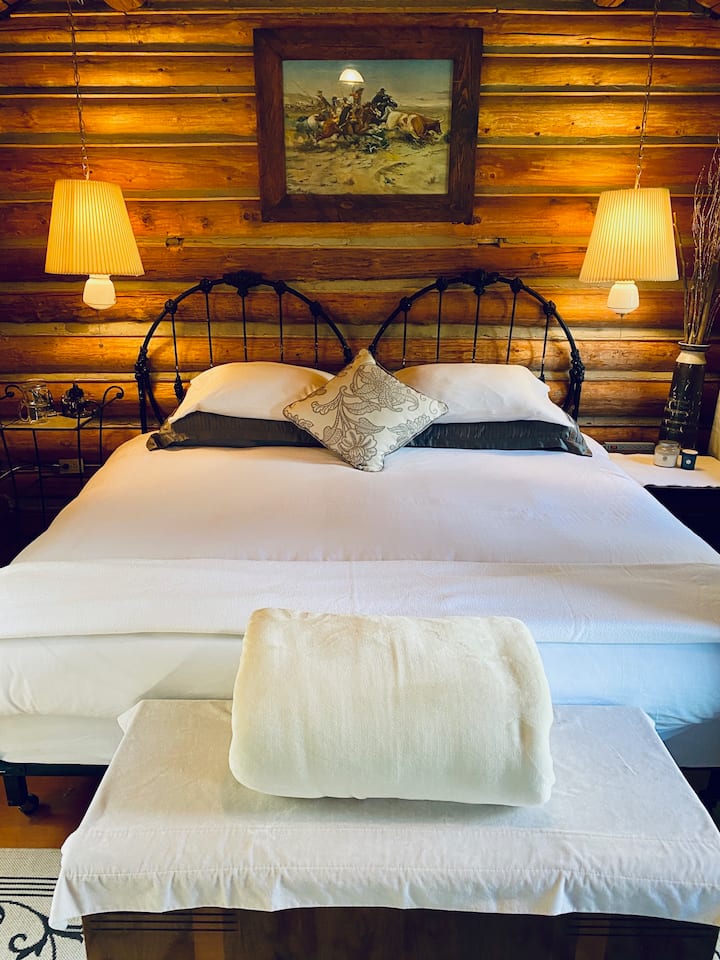 Upper Cabin (King Bed)