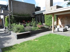 Modern+house+with+spacious+garden