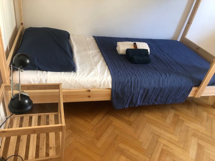 Dhomë dyshe me krevat marinari, tavolinë dhe dollap të madh.