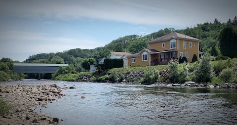 Maison du Faubourg - banks of the river