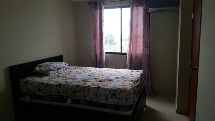 Chumba kikuu cha kulala chenye A/C na godoro maradufu 