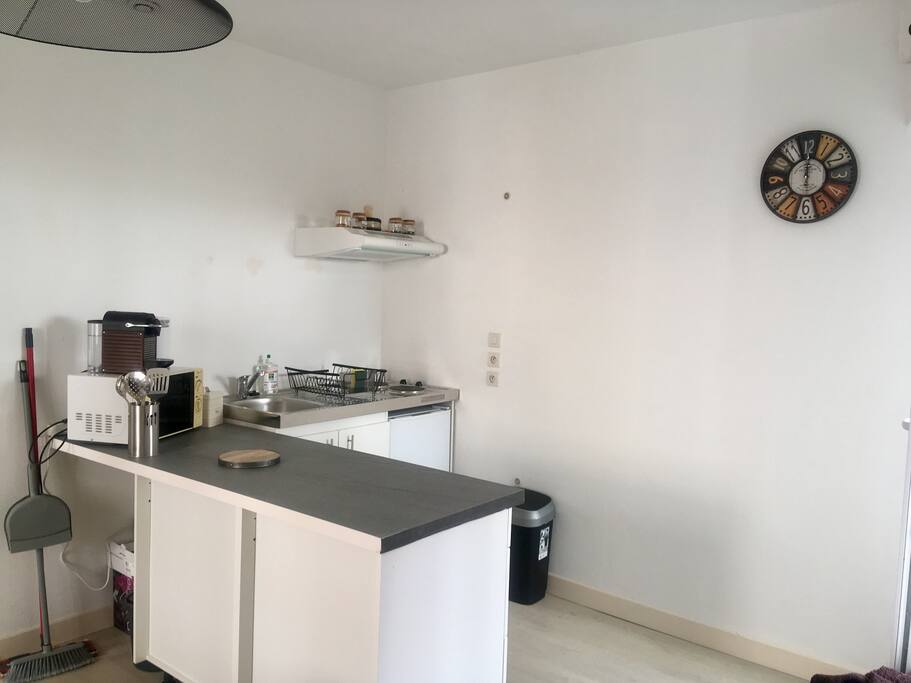 Cuisine avec plate en fonte, casserole et avec tous le nécessaire à cuisine, micro onde d’aspect vieux mais efficace.