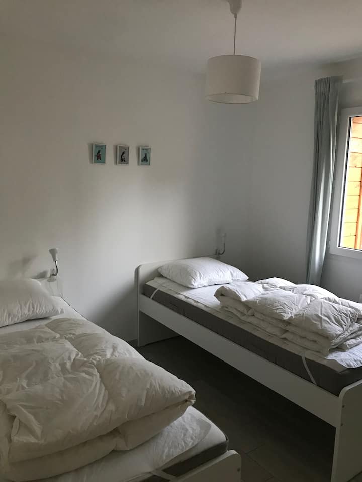 غرفة النوم 1 (الأطفال: سريران مفردان مع سرير درج إضافي ممكن)