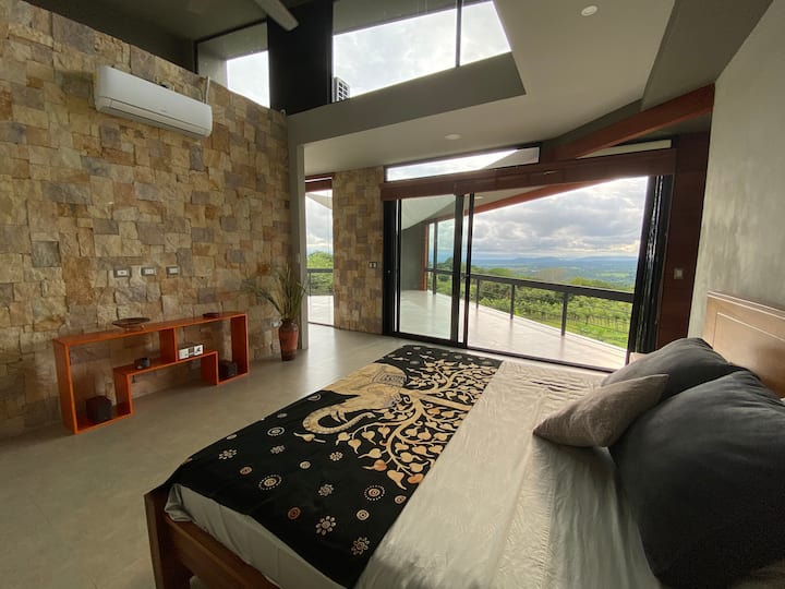 مرحبًا بك في غرفة النوم الرئيسية، وهي جناح مذهل ومنعزل يقع في الطابق العلوي من المسكن، ويوفر إطلالة مذهلة. استرخ واسترخ على سرير كاليفورنيا كينج الفاخر، ثم انزل في الهواء الطلق عند غروب الشمس إلى البار الخاص على السطح.