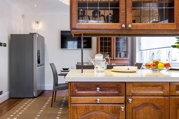 Hyde Park Luxury: 5-Star Retreat, Town House gallery image 5