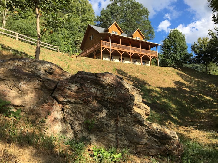 Misty View Cabin near Asheville Mountain views. Houses for Rent in Waynesville, North