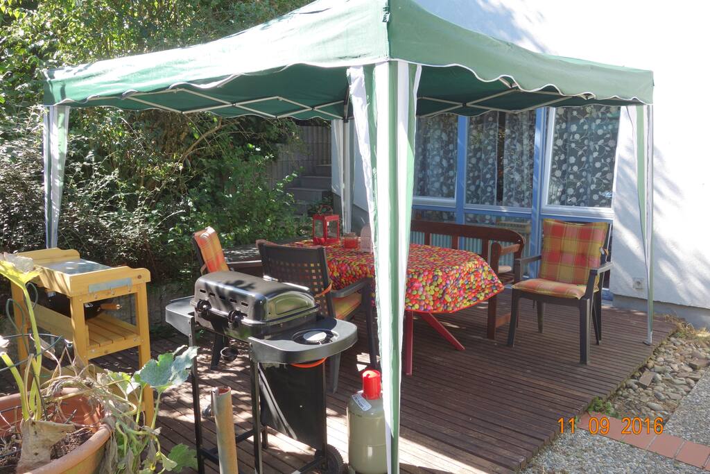 Frühstück im Garten auf eigener Terasse