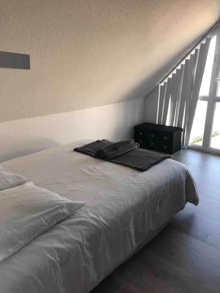 2. spálňa s úžasným výhľadom na pláž Tresmeur 