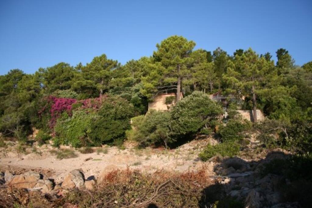 maison sur un rocher entre deux criques